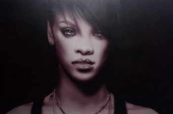 Œuvre contemporaine nommée « Rihanna », Réalisée par DEFOU-AEROGRAPHIE