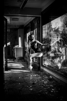 Œuvre contemporaine nommée « La Danseuse Urbex », Réalisée par ALEXANDRE FARRET