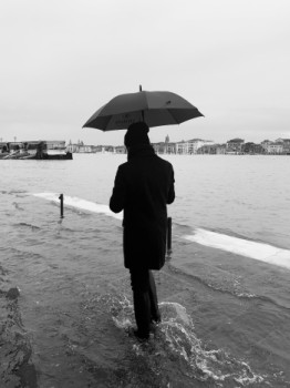 Œuvre contemporaine nommée « Marcher sur l’eau », Réalisée par LAURENCE CLAUSSE