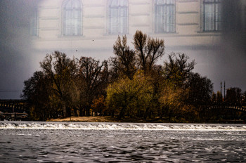 Œuvre contemporaine nommée « Reflexion sur vue du fleuve a Prague », Réalisée par MARION BORELLE