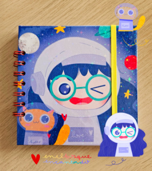 Œuvre contemporaine nommée « Notebook Niña Astronauta », Réalisée par ENELBOSQUEENCANTADO