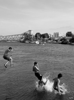 Œuvre contemporaine nommée « Baignade », Réalisée par UN REGARD SUR SèTE