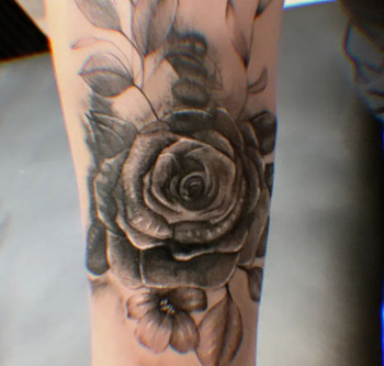 Œuvre contemporaine nommée « Flower concept, réalisme et fantaisie », Réalisée par LE.BELIER.TATTOO