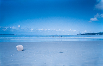 Œuvre contemporaine nommée « Bleu, du ciel à la plage », Réalisée par HERVE PEZZINI