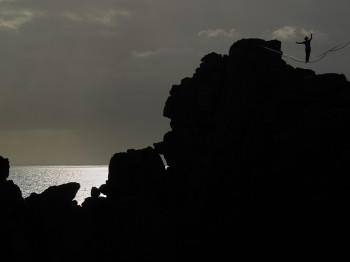 Œuvre contemporaine nommée « Slackline sur la Pointe de Pen-Hir », Réalisée par RéMI BRIDOT