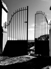 entrance-das-eingangstor-in-blackwhite-zu-fotografieren-im-spiel-des-starken-seitenlichts